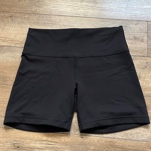 Black Lululemon Wunder Train High-Rise Short 6” in Size 12